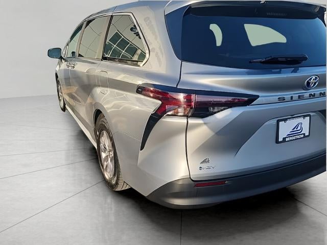 2025 Toyota Sienna LE